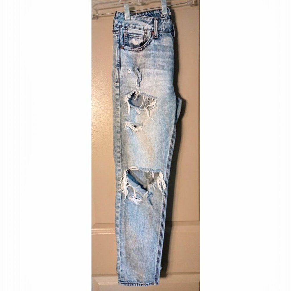 AE Tom Girl Women’s Ripped Jeans